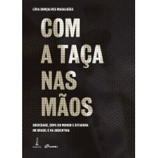 Com a taça nas mãos