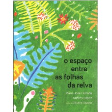 O espaço entre as folhas da relva